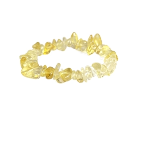 Dettaglio macro di frammenti di citrino giallo naturale su un bracciale elastico