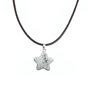 Vue macro du pendentif étoile en marbre blanc avec fermoir argenté et cordon noir