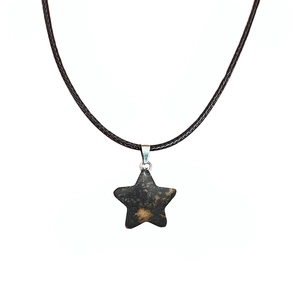 Gros plan d'un pendentif étoile en pierre naturelle avec cordon noir et fermoir argenté