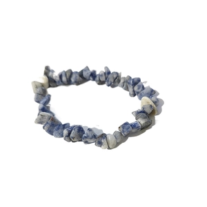 Dettaglio macro di pietre di cristallo blu naturali su bracciale elastico a filo