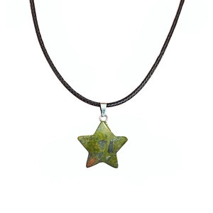 Vue détaillée du pendentif étoile en pierre naturelle avec cordon noir et fermoir argent