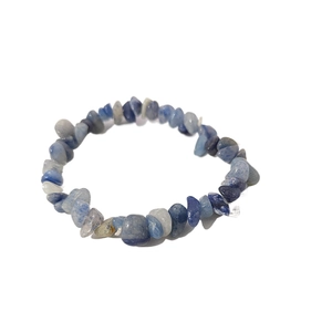 Dettaglio delle perle in cristallo di pietra naturale blu irregolare sul bracciale