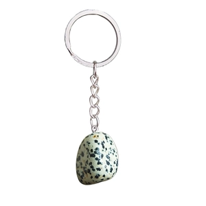 Détail du pendentif en pierre dalmate avec un anneau de porte-clés en métal argenté