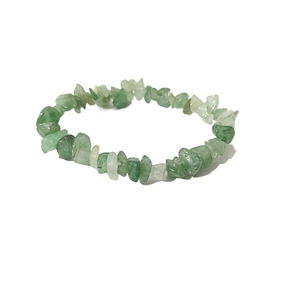 Dettaglio macro di pietre naturali verdi irregolari su un bracciale elastico lucido