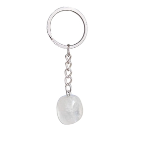 Vue détaillée du pendentif en pierre naturelle blanc laiteux avec porte-clés argenté