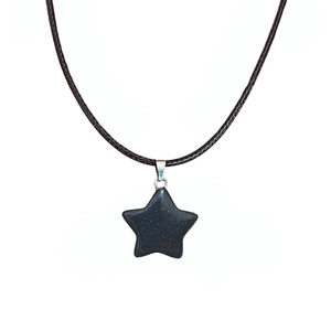 Gros plan du pendentif étoile en grès bleu scintillant avec cordon noir et attache argentée