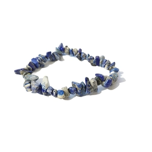 Dettaglio del bracciale elastico con scaglie di pietra naturale di lapislazzuli blu