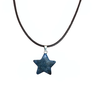 Vue détaillée du pendentif étoile en pierre naturelle bleue avec cordon noir réglable