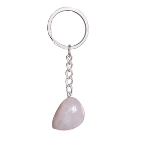 Détail d'un pendentif ovale en quartz rose poli avec un anneau de porte-clés en argenté