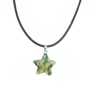 Détail du collier avec pendentif pentagramme en pierre d'agate mousse naturelle verte