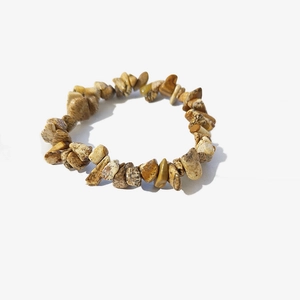 Dettaglio del bracciale elastico con pietre naturali levigate di forma irregolare e unica