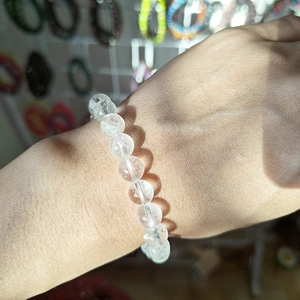 Bracelet en cristal de roche naturel blanc avec perles rondes polies sur le poignet