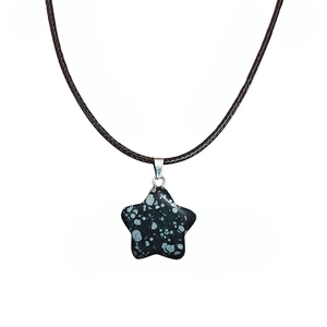 Détail du pendentif étoile en obsidienne flocon de neige avec cordon noir tressé