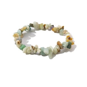 Dettaglio del bracciale bohémien in pietre naturali con perline di cristallo irregolari