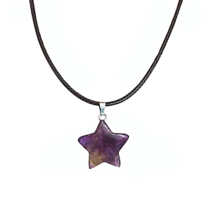Collier avec pendentif étoile en pierre naturelle violette sur cordon noir réglable
