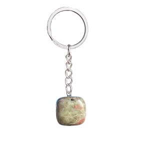 Vue détaillée d'un pendentif carré en pierre de zoïsite verte sur un porte-clés en métal