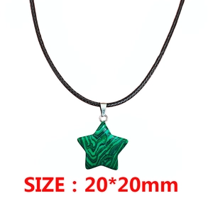 Collier réglable avec pendentif étoile en pierre verte et cordon noir de 20x20mm