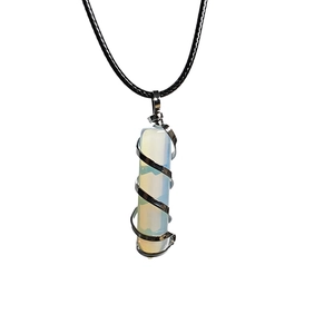 Detailansicht Opalit Hexagonal-Anhänger mit spiralförmiger Silberdrahtumwicklung