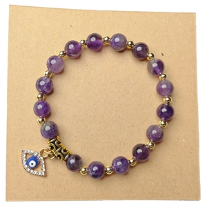 Goldenes Evil Eye Armband mit violetten Natursteinperlen und funkelnden Akzenten