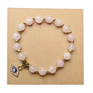 Detailansicht des Evil Eye Armbands mit rosa Perlen und goldenen Zwischenstücken