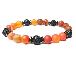 Pulsera de piedra de lava natural y ágata rayada con espaciadores sobre fondo blanco