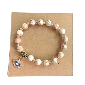 Nahaufnahme von Evil Eye Armband mit grünen Aventurin-Perlen und goldenen Zwischenringen