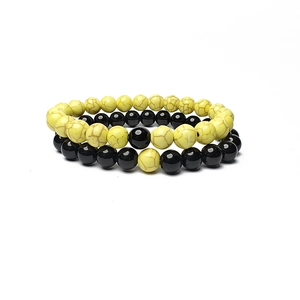 Détail macro de l'ensemble de bracelets extensibles en perles turquoise et onyx 8mm
