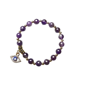Violettes Amethyst-Perlenarmband mit bösem Blick-Anhänger und goldenen Zwischenperlen
