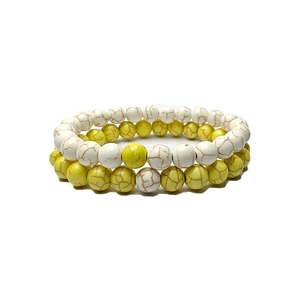 Détail des bracelets en perles de turquoise blanches et jaunes 8mm avec texture mate