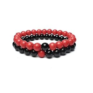 Détail de bracelets de couple en perles 8mm rouge et noir avec textures de pierre