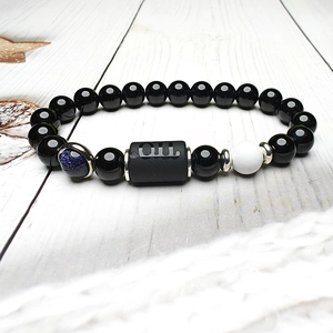 Dettaglio del bracciale zodiaco con ossidiana nera, pietra blu sabbia e perla incisa