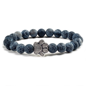 Bracciale di perline in pietra blu con ciondolo a zampa di cane in argento vintage