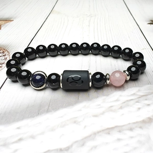 Dettaglio del bracciale con perline segno Cancro con sfere nere e quarzo rosa