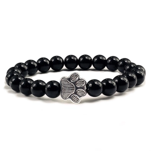 Bracciale minimalista con perline nere e ciondolo in argento con impronta di gatto