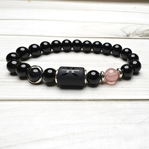 Dettaglio del bracciale Pisces con perline in pietra di sabbia blu e quarzo fragola