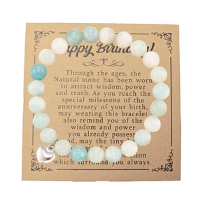 Pulsera de cuentas coloridas con dije de corazón y tarjeta de felicitación de cumpleaños