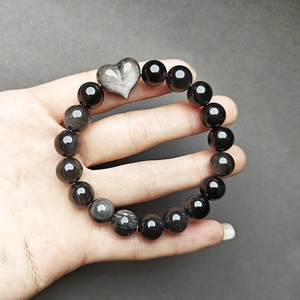 Bracelet en perles d'obsidienne argentée avec breloque cœur au poignet pour tous