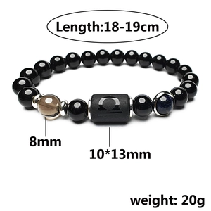 Bracciale zodiacale con perle in pietra blu e ciondolo Bilancia su sfondo bianco puro