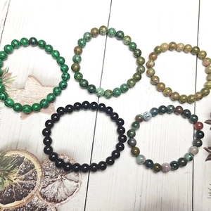Vijfdelige set rekbare kralenarmbanden met natuurlijke tijgeroog en malachiet stenen