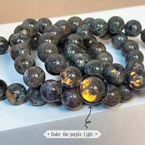Detalle macro de pulsera de piedra natural con fluorescencia naranja bajo luz UV