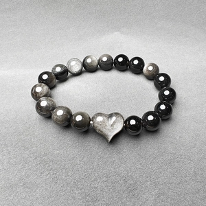 Bracelet en perles d'obsidienne argentée orné d'un charm central en forme de cœur