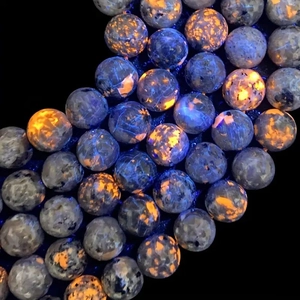 Pulsera de cuentas de Yooperlite fluorescente que brilla en naranja bajo luz UV