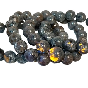 Pulsera minimalista de piedras de fuego talladas con destellos naranja y amarillo