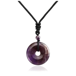 Détail du pendentif Ping'an en améthyste violette avec cordon noir tressé élégant