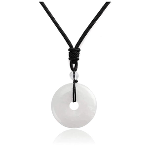 Gros plan d'un pendentif donut en jade blanc translucide avec cordon tressé noir
