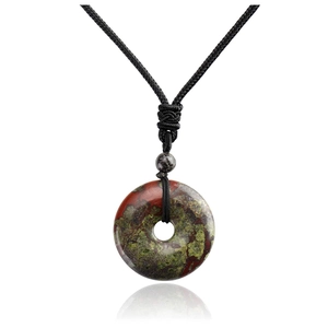Détail du pendentif Pingan en pierre naturelle avec cordon noir et reflet sur fond blanc