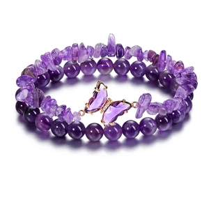 Juego de pulseras de cuentas de amatista de doble capa con colgante de mariposa dorada