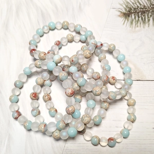 Pulsera elástica de cuentas de piedra natural con textura de mármol azul y cuentas blancas