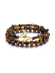 Detalle de pulsera de cuentas con mariposa, ojo de tigre y piedras amatista