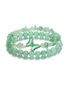 Detalle del juego de tres pulseras de cuentas de piedra natural verde con mariposa